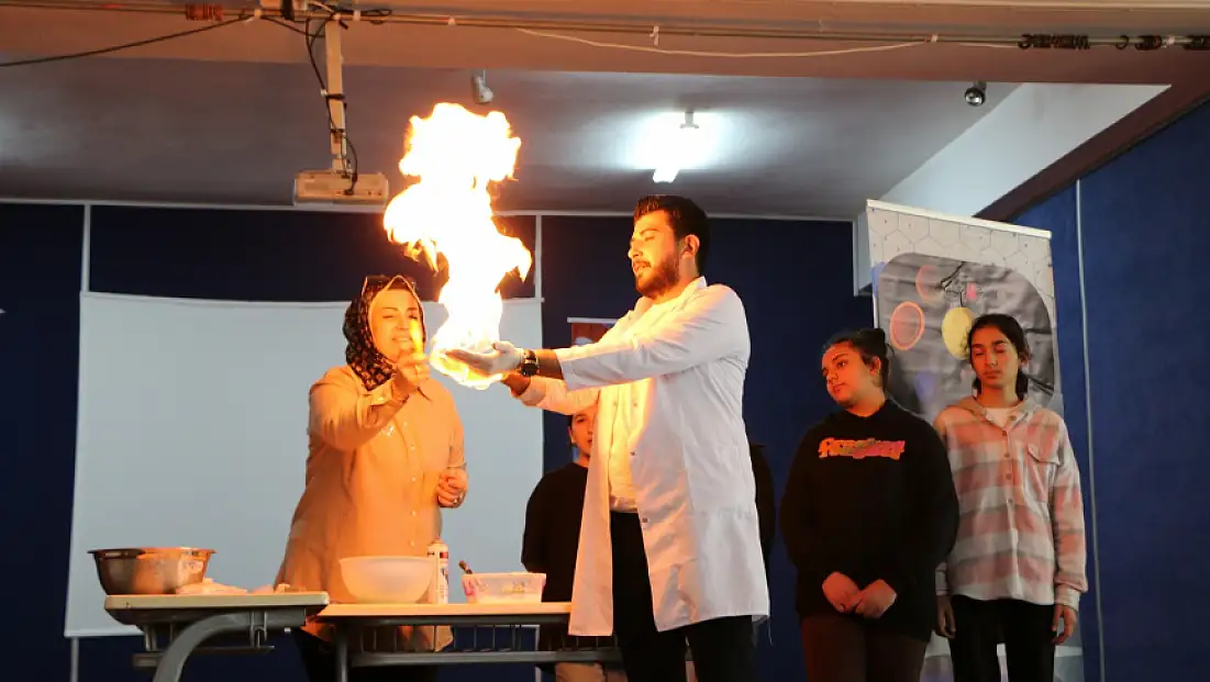 Elazığ İl Özel İdaresi Bilim Merkezi, köy okullarında çocuklarla buluştu