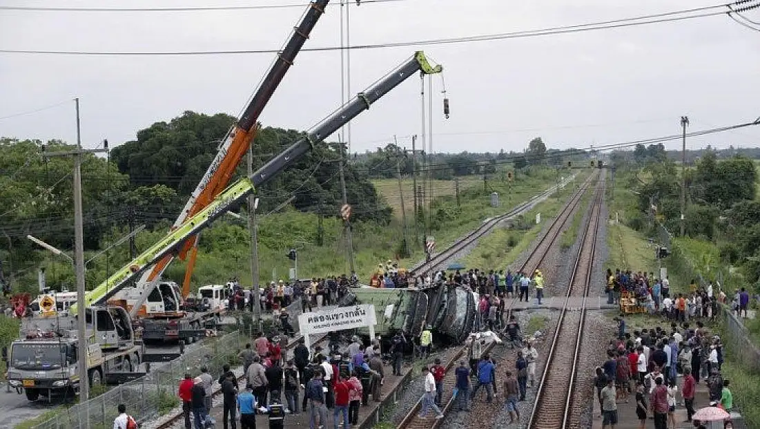 Tayland’da otobüsle tren çarpıştı: 20 ölü 29 yaralı