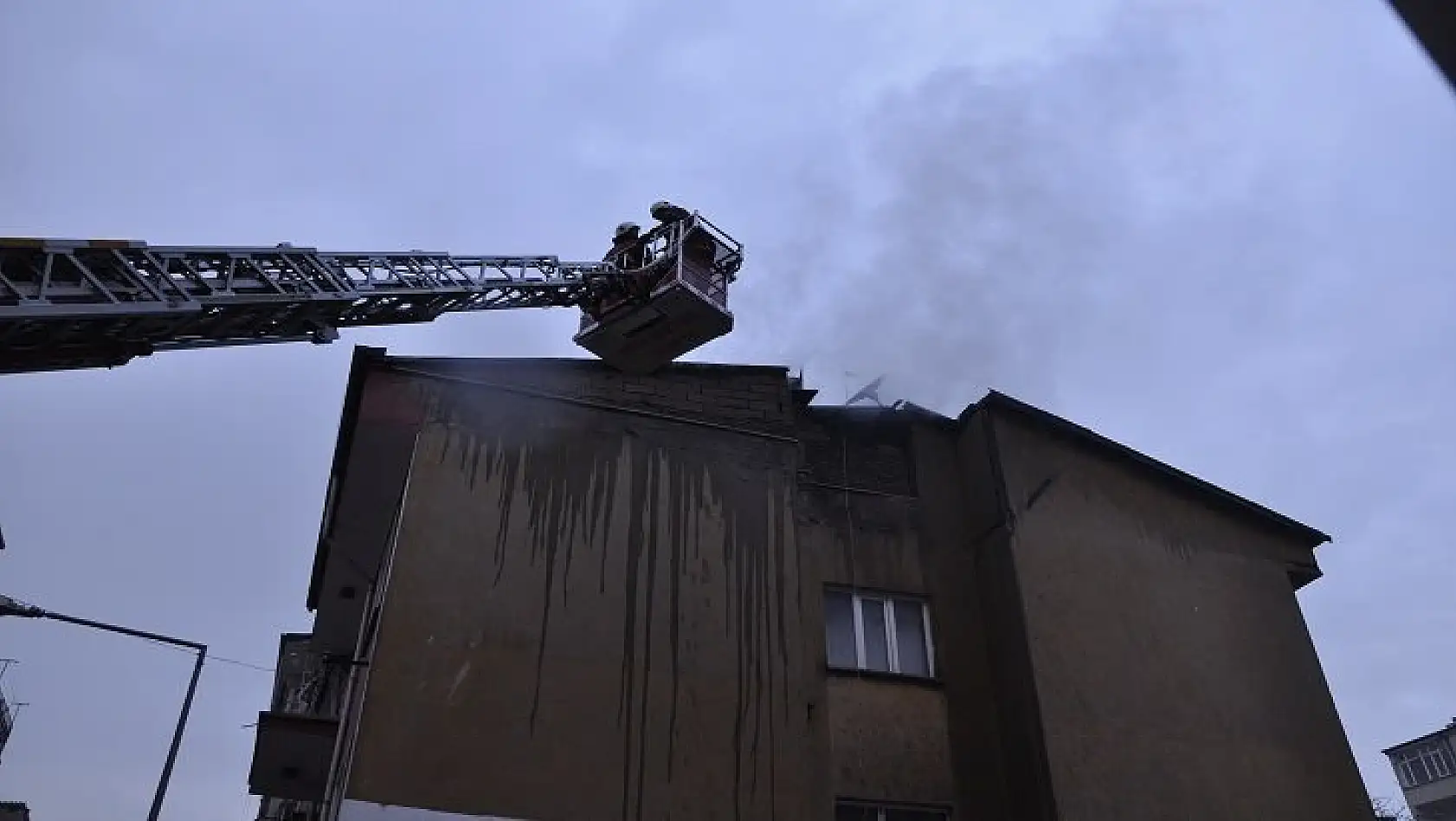 Elazığ Nailbey mahallesinde çatı yangını