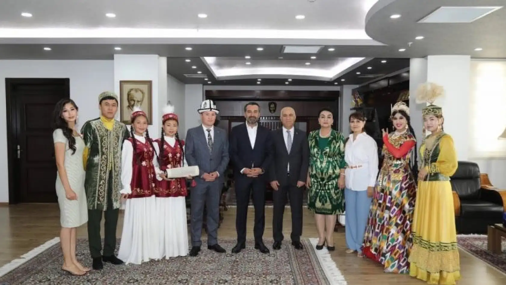 Kazakistan, Kırgızistan ve Özbekistan sanat toplulukları Başkan Şerifoğulları ile bir araya geldi