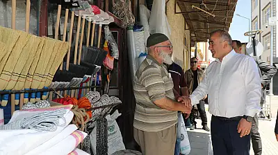 Vali Hatipoğlu, cuma namazı çıkışı esnaf ve vatandaşlarla buluştu