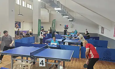 Masa Tenisinde raketler dostluk için sallandı