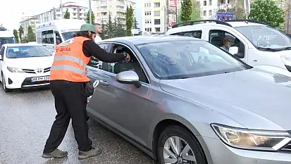 El Aksa Platformu Filistin ve Türk Bayraklı koku kartları dağıttı