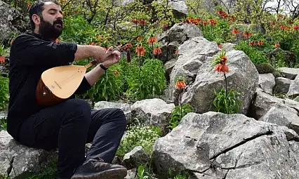 Ağlayan gelinlerin görsel şölenine sazı ve sözüyle eşlik etti