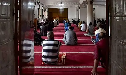 Cezayir'de 8 ay sonra ilk cuma namazı kılındı