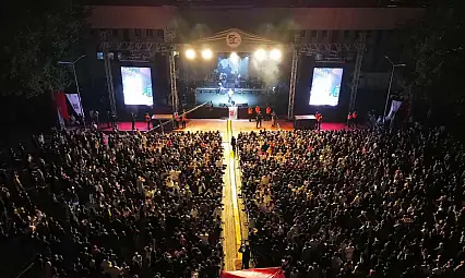 Fırat Üniversitesi 50. Yıl Festivali'nde Emre Altuğ rüzgârı esti