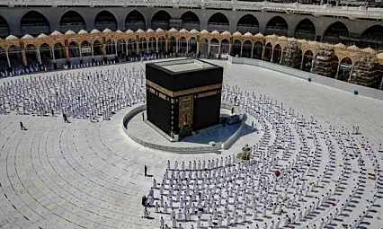 Kabe'de 7 ay sonra ilk cuma namazı kılındı