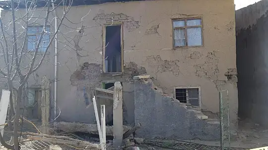 Elazığ'da iki katlı kerpiç evin balkonu çöktü, 1 kişi hayatını kaybetti