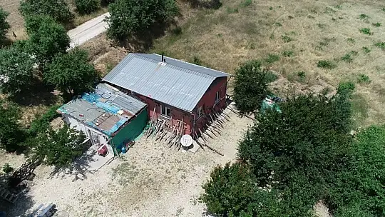 Odun parçalarıyla hasarlı evini güçlendirdi