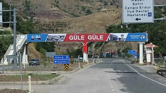 Belediye Başkanı İlçe Girişine Tabela Astırdı