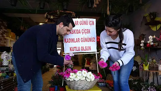 14 Şubat'ta askıda çiçek kampanyası başlatmıştı, 8 Mart'ta da o geleneği devam ettirdi