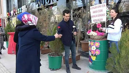 14 Şubat'ta askıda çiçek kampanyası başlatmıştı, 8 Mart'ta da o geleneği devam ettirdi