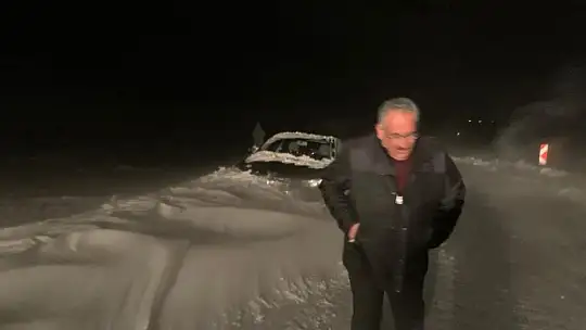 Belediye Başkanı karla kaplı yolda mahsur kaldı