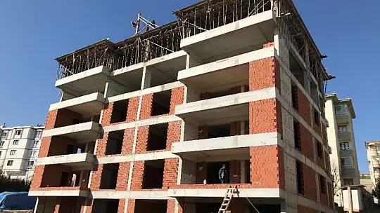 3. kattan düşen işçi ağır yaralandı