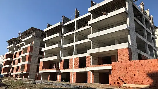 3. kattan düşen işçi ağır yaralandı