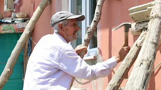 Odun parçalarıyla hasarlı evini güçlendirdi