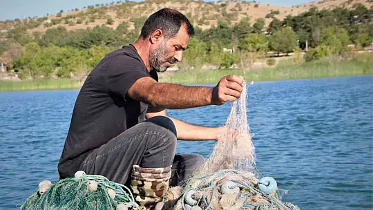 33 yıllık eşiyle 15 yıldır sırt sırta vererek balık avına çıkıyor