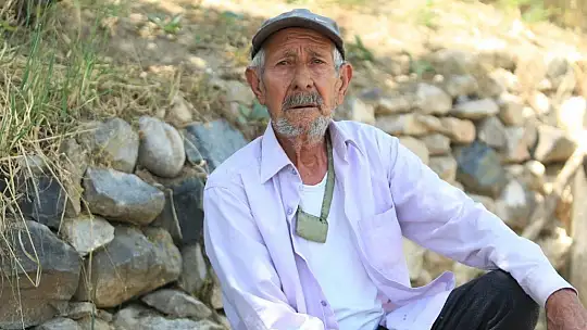 Odun parçalarıyla hasarlı evini güçlendirdi