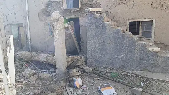 Elazığ'da iki katlı kerpiç evin balkonu çöktü, 1 kişi hayatını kaybetti