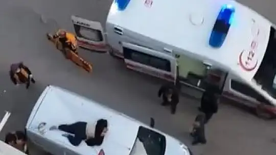 4'ncü kattan aracın üzerine düşen kadın ağır yaralandı