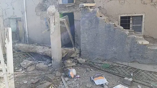 Elazığ'da iki katlı kerpiç evin balkonu çöktü, 1 kişi hayatını kaybetti