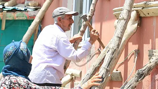 Odun parçalarıyla hasarlı evini güçlendirdi