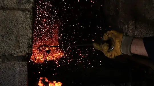 45 yıldır ekmeğini demire şekil vererek kazanıyor