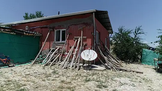 Odun parçalarıyla hasarlı evini güçlendirdi