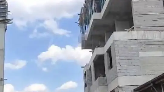 7'nci kata çıkıp atlamak istedi, polis ikna etti