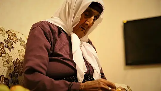 80 torunlu 102 yaşındaki Şahide nine, Covid-19'u evinde yendi