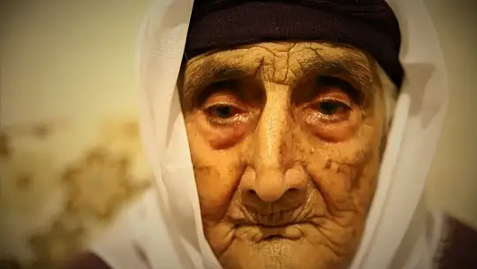80 torunlu 102 yaşındaki Şahide nine, Covid-19'u evinde yendi