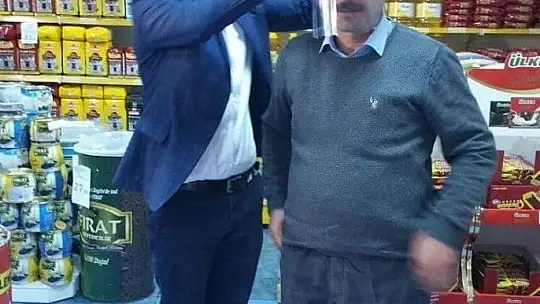 Bakkal ve bayilere yüz koruyucu siperlik dağıtıldı