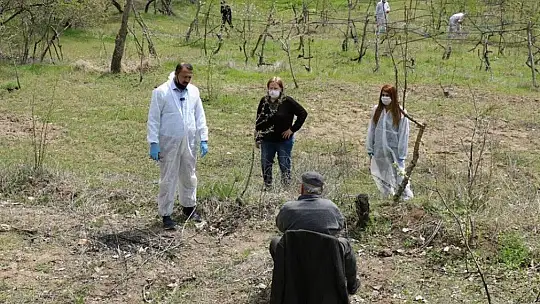 Yaşlı Çiftçinin Bağı ve Meyve Ağaçları Budandı