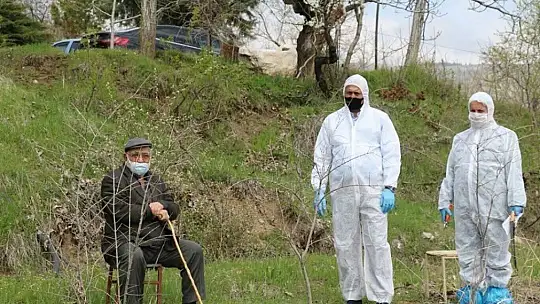 Yaşlı Çiftçinin Bağı ve Meyve Ağaçları Budandı