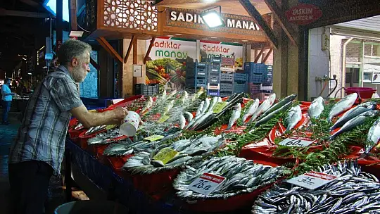 Av sezonu açıldı, yarımada konumundaki Elazığ'da balıklar tezgahlardaki yerini aldı