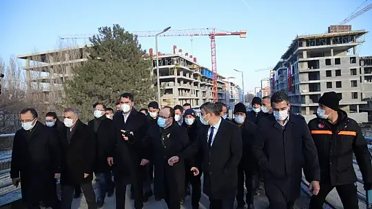 Bakan Kurum'a yaptığı maket evi hediye etti
