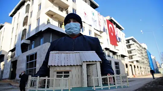 Bakan Kurum'a yaptığı maket evi hediye etti