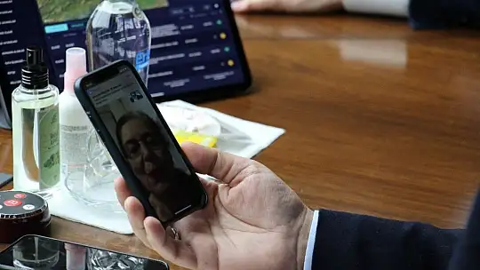 Bakan Kurum, öğretmeni ile görüntülü görüştü