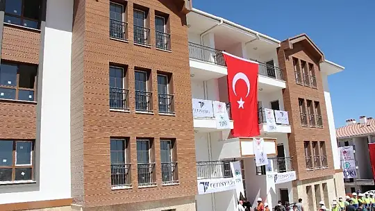 Bakan Kurum, şantiyeye dönen Elazığ'da deprem konutlarını inceledi