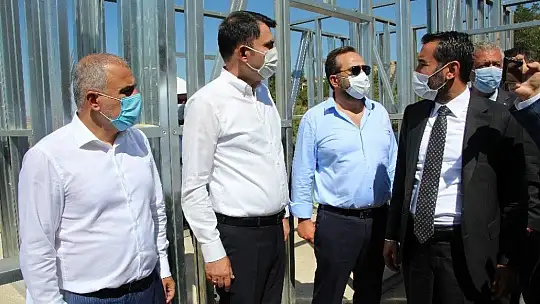 Bakan Kurum, şantiyeye dönen Elazığ'da deprem konutlarını inceledi
