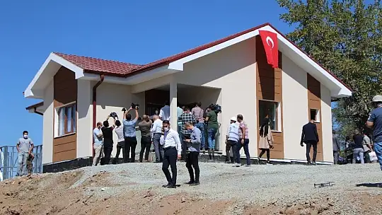 Bakan Kurum, şantiyeye dönen Elazığ'da deprem konutlarını inceledi