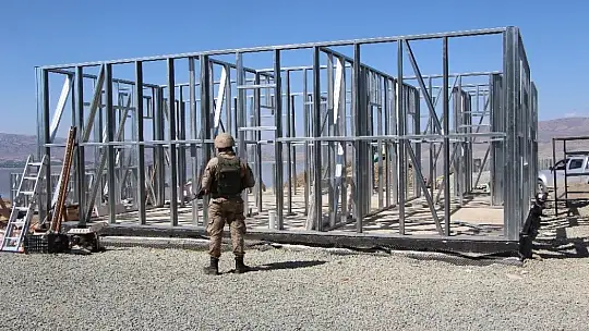 Bakan Kurum, şantiyeye dönen Elazığ'da deprem konutlarını inceledi