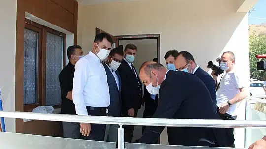 Bakan Kurum, şantiyeye dönen Elazığ'da deprem konutlarını inceledi