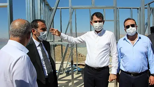 Bakan Kurum, şantiyeye dönen Elazığ'da deprem konutlarını inceledi