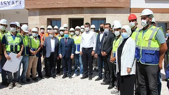 Bakan Kurum, şantiyeye dönen Elazığ'da deprem konutlarını inceledi