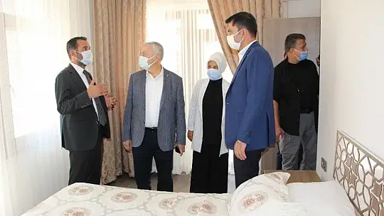 Bakan Kurum, şantiyeye dönen Elazığ'da deprem konutlarını inceledi