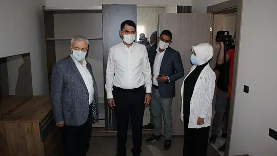 Bakan Kurum, şantiyeye dönen Elazığ'da deprem konutlarını inceledi