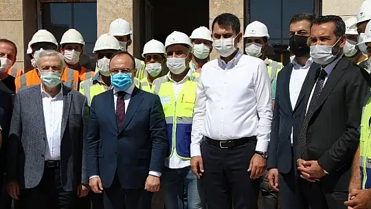 Bakan Kurum, şantiyeye dönen Elazığ'da deprem konutlarını inceledi