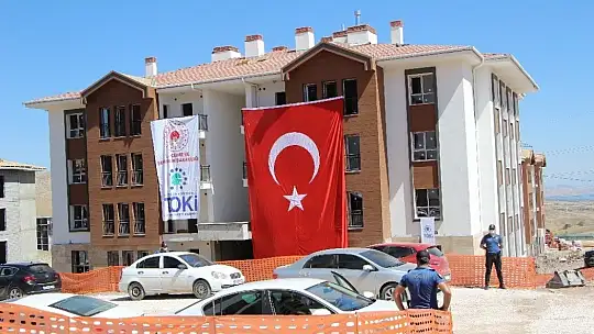 Bakan Kurum, şantiyeye dönen Elazığ'da deprem konutlarını inceledi