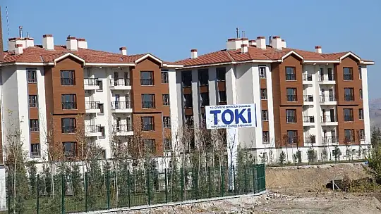 Bakan Kurum, tamamlanan deprem konutlarını inceledi
